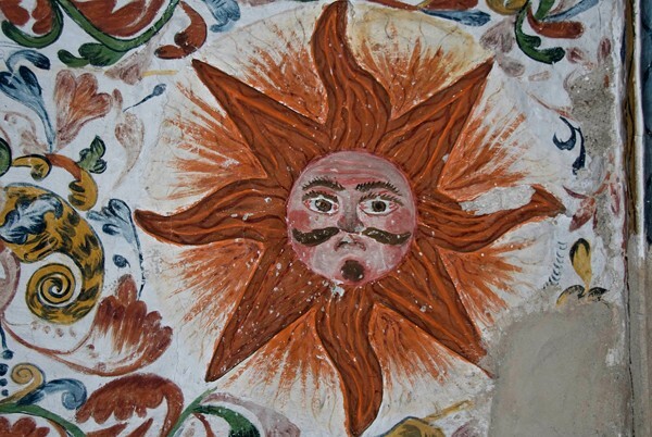 Sacristy arch, soffit mural, sun - La Merced, sacristy arch, pillar & murals