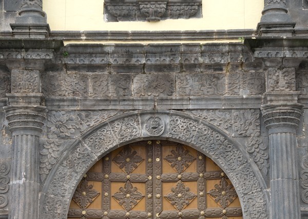 San Pedro, façade portal, architrave, archivolt & pilasters - Zacatlán, Puebla