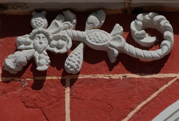 Façade portal, left spandrel - Santiago Apóstol