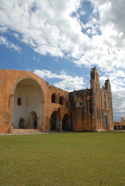 San Miguel Arcángel, capilla abierta & church portería & façade - Maní, San Miguel Arcángel