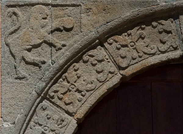San Diego, façade, main portal, archivolt & left spandrel relief, lion - Trinidad Sánchez Santos, Tlaxcala