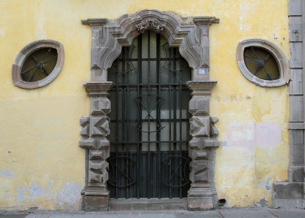 Lateral portal, multifoil arch & ovular oculi - Santiago