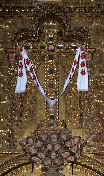 Santa Inés, high altar, cross & cherub heads - Santa Inés, Tlaxcala