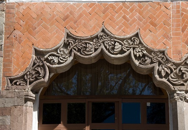 Façade, second story, mixtilinear arch - Palacio Municipal (ex-Casa Consistorial)