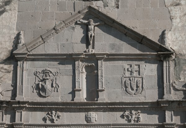 Façade, main portal architrave & pediment - San Juan Bautista, façade, portería & posa chapels