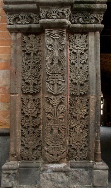 Façade portal, left pilasters - Palacio de Gobierno
