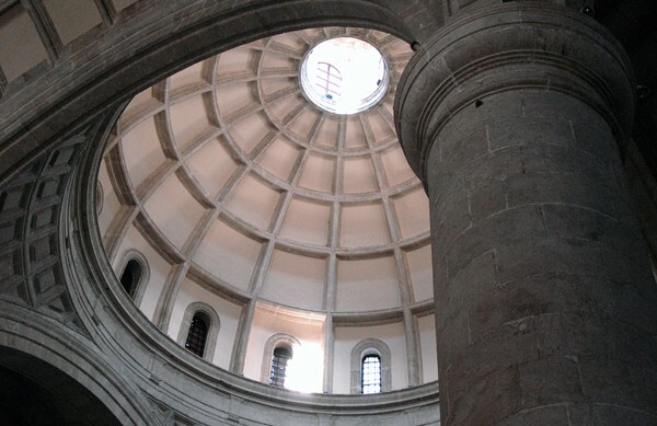 San Ildefonso, nave pillar & cupola - San Ildefonso (Catedral)