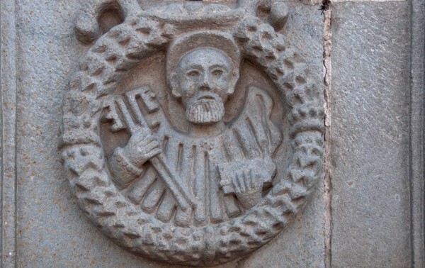 Façade portal, left pilaster roundel - Hospital Real de los Naturales