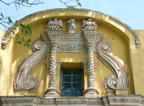 Hacienda, chapel façade, second story - Santiago Tetlapayac, Hidalgo
