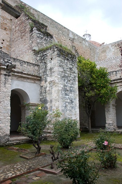 SS Pedro & Pablo, cloister arches & buttress - San Pedro y San Pablo