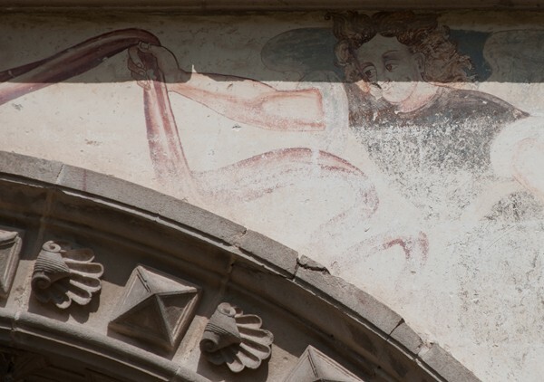Façade, main portal, archivolt & right spandrel, angel - Santiago Apóstol (ruins)