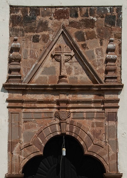 Templo de la Soledad, E portal, trefoil archivolt & alfiz pediment - Templo de la Soledad