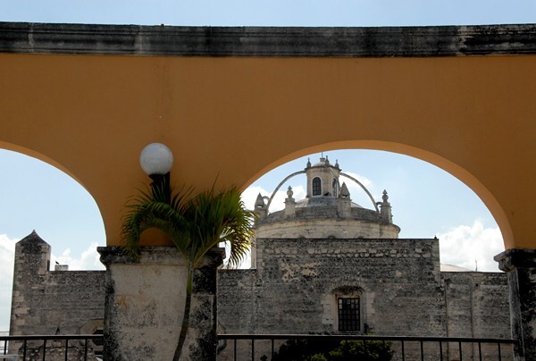San Ildefonso, N exterior nave & dome - San Ildefonso (Catedral)