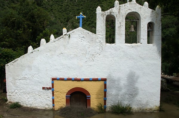 San Pedro Apóstol, façade, choir loft window & espadaña - Tlatemalco (partially drowned), Hidalgo
