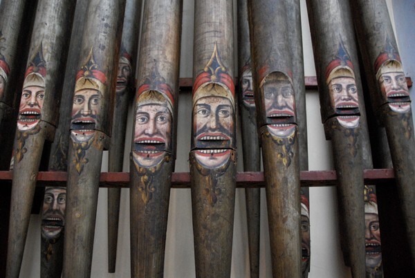 Organ pipe, details with Moorish faces - San Agustín