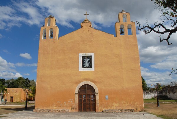 San Bartolomé Apóstol, façade & espadañas - Tixcacacpul, Yucatán