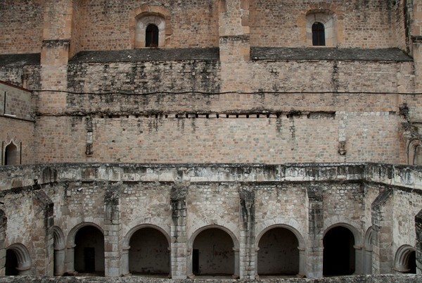 Oaxaca, San Juan Bautista, cloister & exterior S nave wall clerestory - San Juan Bautista, convento & cloister