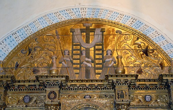 Lunette scene: Calvary Cross with three angels - San Miguel Arcángel, nave Nuestra Señora de la Soledad retablo