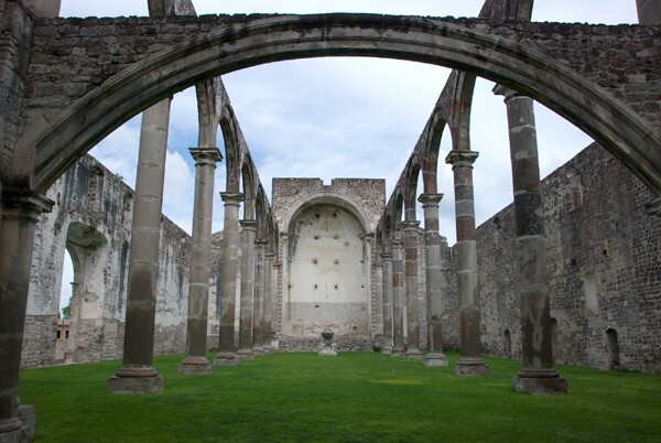 Basilica nave & sanctuary - Santiago Apóstol (ruins)