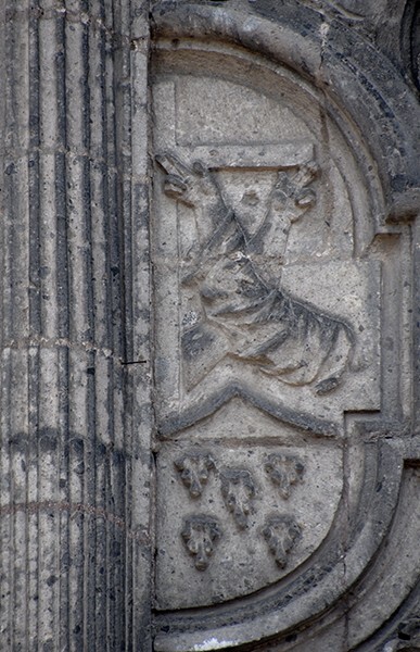 Façade, second story Franciscan insignia (right) - Santiago