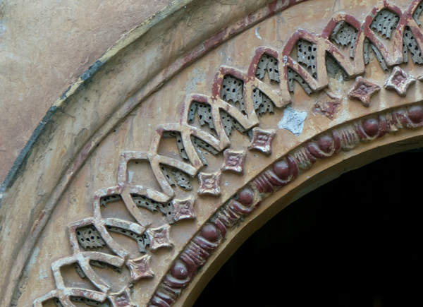 Façade, main portal archivolt detail, arabesque relief - Capilla San Joaquín