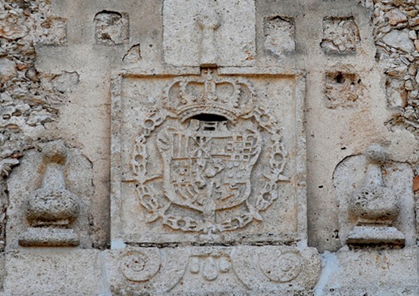 Façade, choir loft window relief, Spanish coat of arms - La Tercera Orden