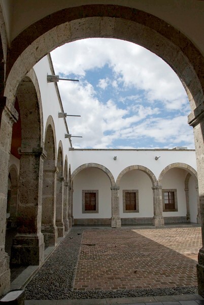 Small patio arches - Hospicio Cabañas