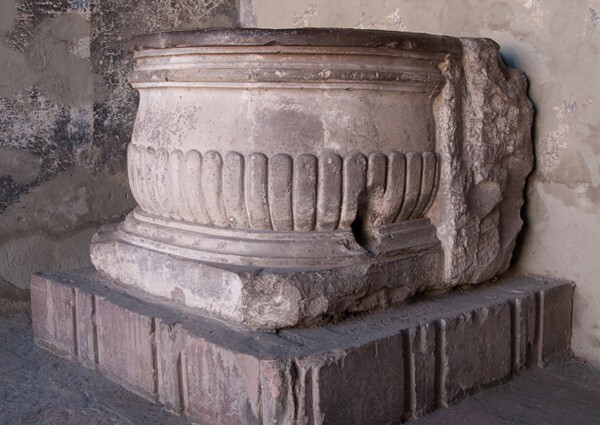 Convento, baptismal font - Santa Cruz