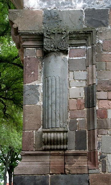 Atrial gate pillar - La Asunción de Nuestra Señora, atrio, portería, and nave & choir ceilings