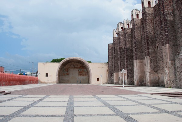 Atrio with capilla abierta - San Nicolás de Tolentino, capilla abierta & murals