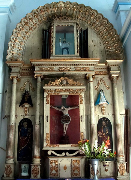 Santiago, nave Crucifixion altar - Zoochila, Oaxaca