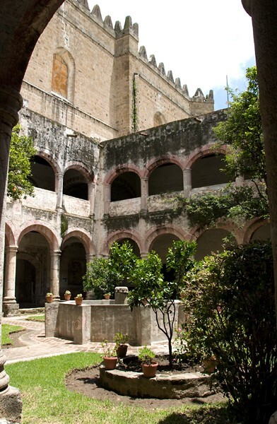 Cloister & fountain - San Miguel Arcángel, cloister & murals