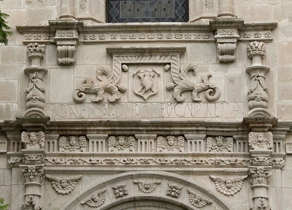 Portal architrave - Santa María Magdalena, church & portería