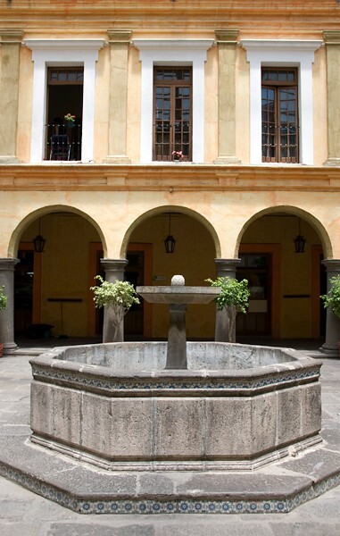 Patio & fountain - Ex-Colegio de San Pedro
