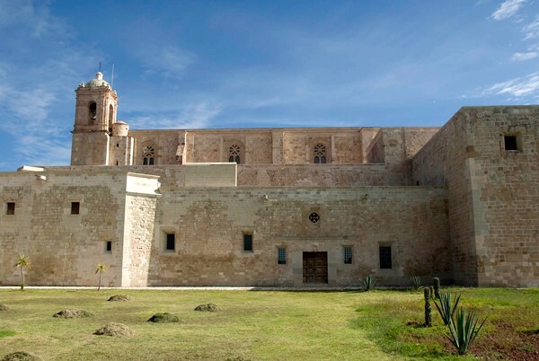 Exterior nave & convento - Santo Domingo (exterior)