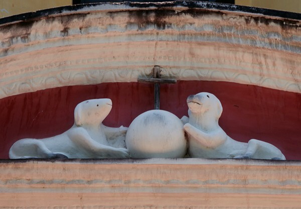 Santo Domingo, façade, main portal architrave, Dominican dogs - Tonalá, Oaxaca