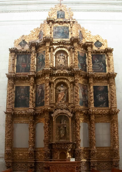 El Rosario altar - nave Nuestra Señora del Rosario altar