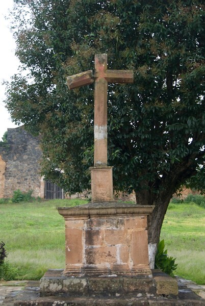 Hospitalito cross & stump - Ajuno, Michoacán