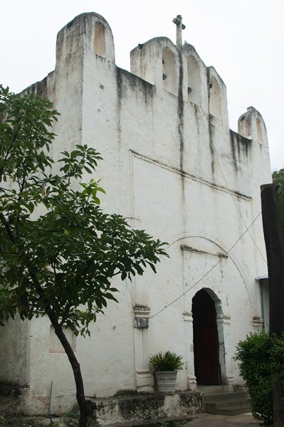 Santa María, façade - Santa María, North nave wall murals