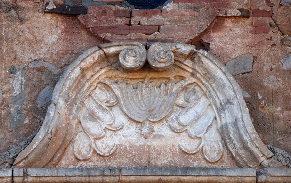 Nuestra Señora de Balvanera, façade portal cornice relief - La Aduana, Sonora