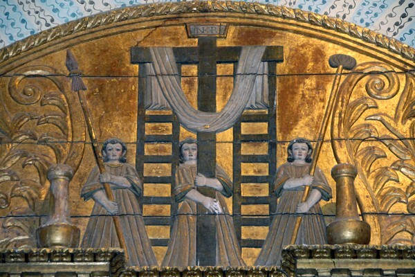 Lunette scene: Calvary Cross with three angels (closeup) - San Miguel Arcángel, nave Nuestra Señora de la Soledad retablo