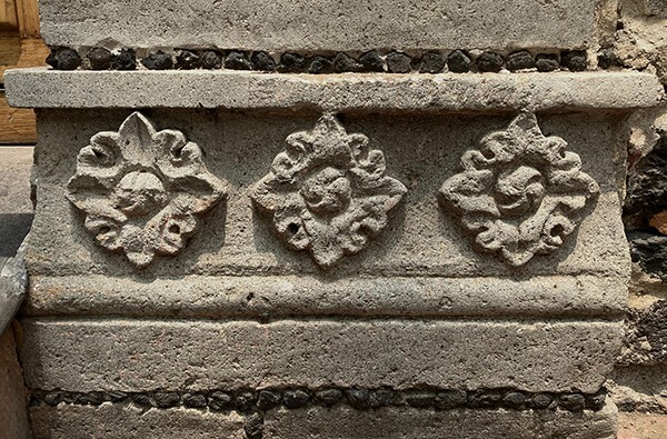 San Lorenzo Mártir, façade portal, right pilaster, base rosettes - Del Valle