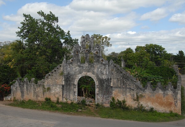 San Juan Bautista, cemetery gate - Tixcacaltutyub, Yucatán