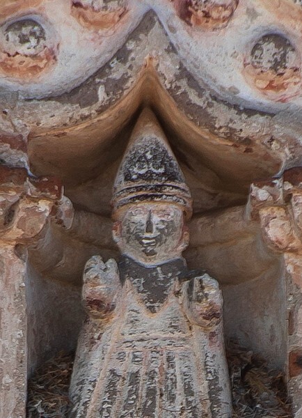 Façade niche sculpture - San Nicolás de Bari