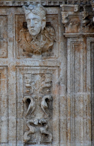Casa de Montejo, façade portal, upper right pilaster relief & head - Casa de Montejo