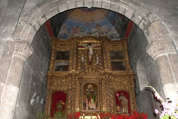San Lucas Evangelista, high altar & chancel arch - Quiaviní, Oaxaca