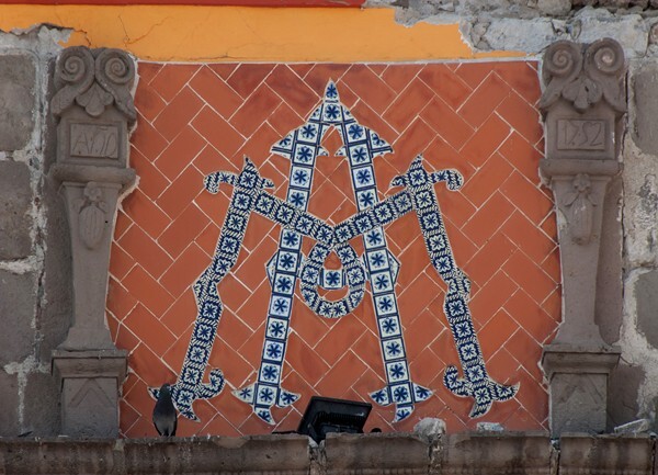 La Asunción de Nuestra Señora, façade, gable azulejos, Marian insignia - La Asunción de Nuestra Señora