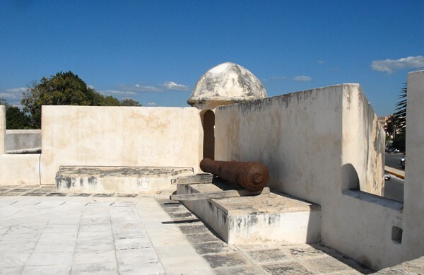 Baluarte de San Francisco, sentry box & cannon - Baluartes (Bastions)