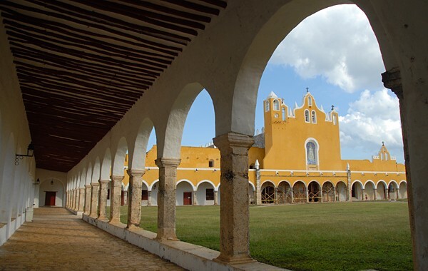 Eat & North atrio colonnades - San Antonio de Padua