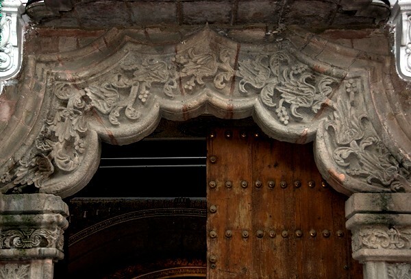Main portal, mixtilinear arch - Palacio de Gobierno